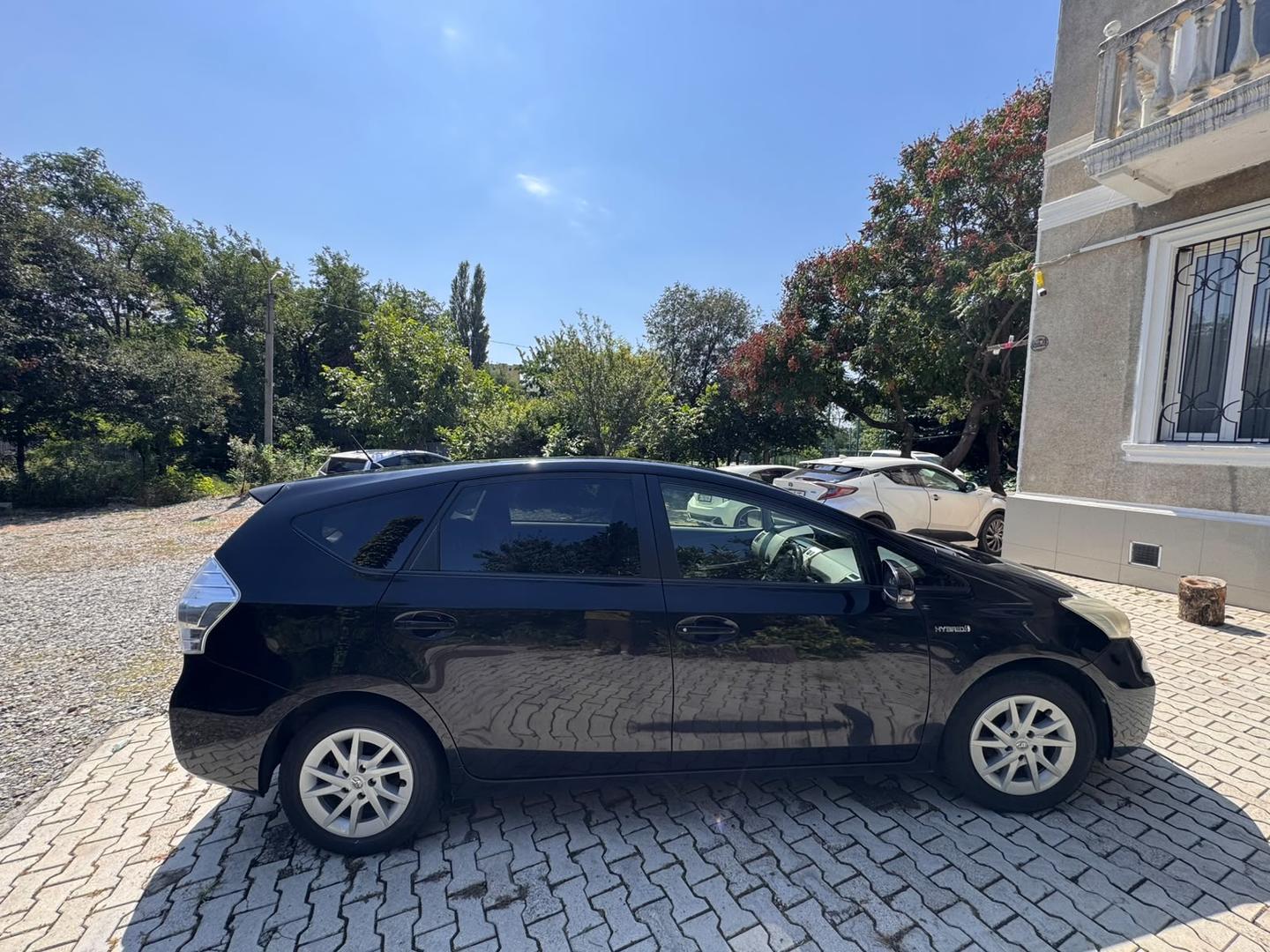 Toyota Prius V 2013 — photo 2