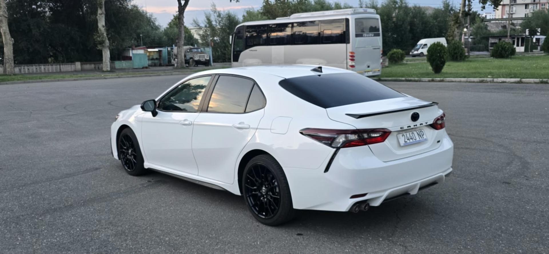Toyota Camry 2022 — photo 2