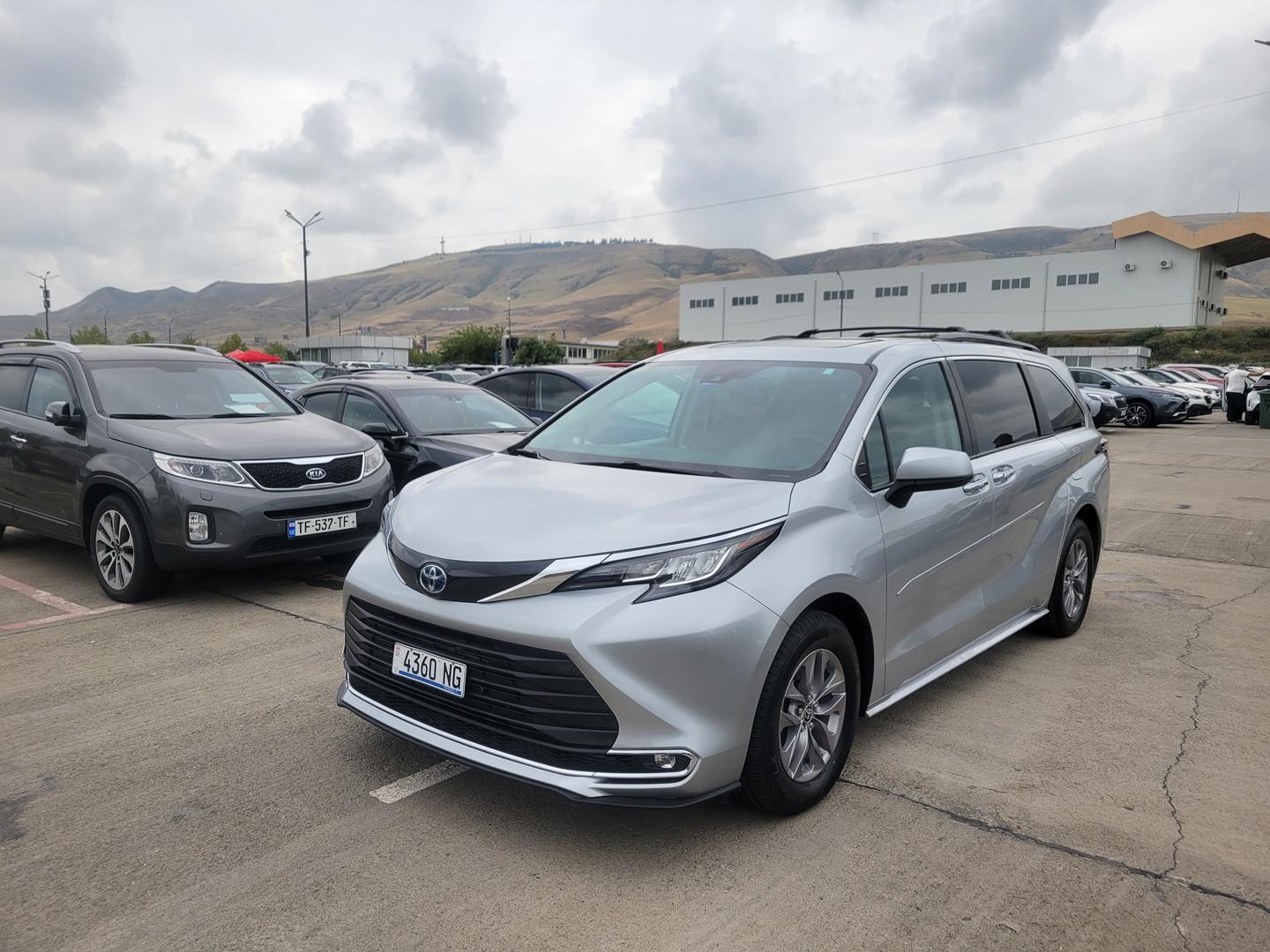 Toyota Sienna 2021 — photo 2