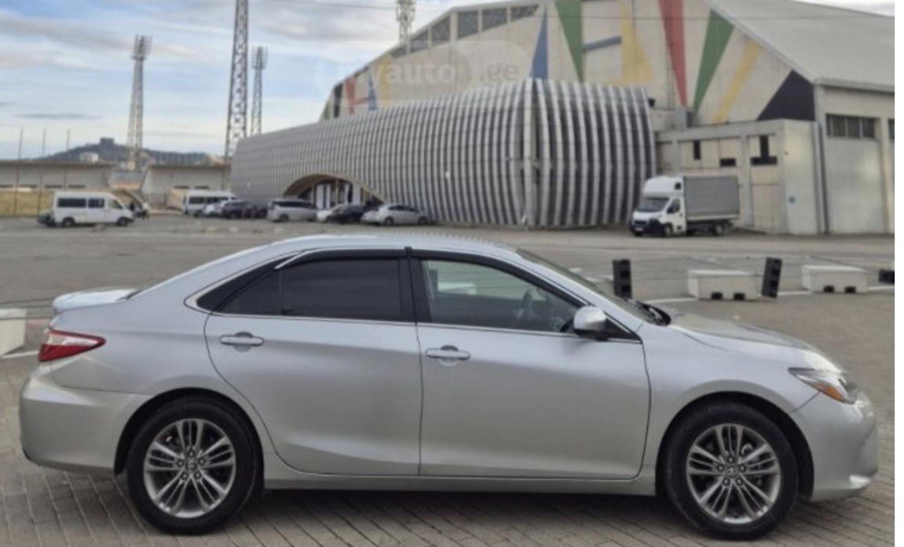 Toyota Camry 2017 — photo 2