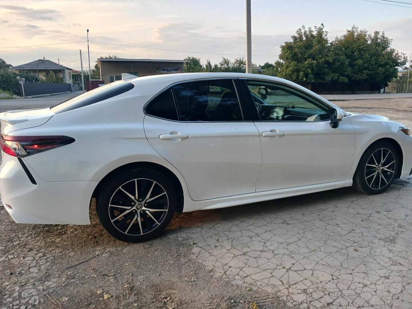 Toyota Camry 2023 — photo 2