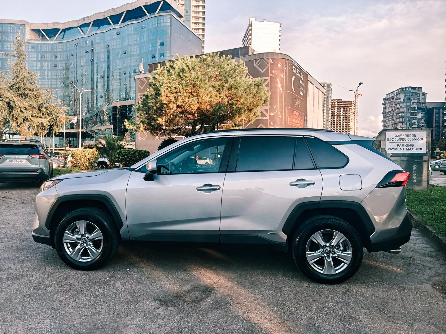 Toyota RAV4 2025 — photo 2