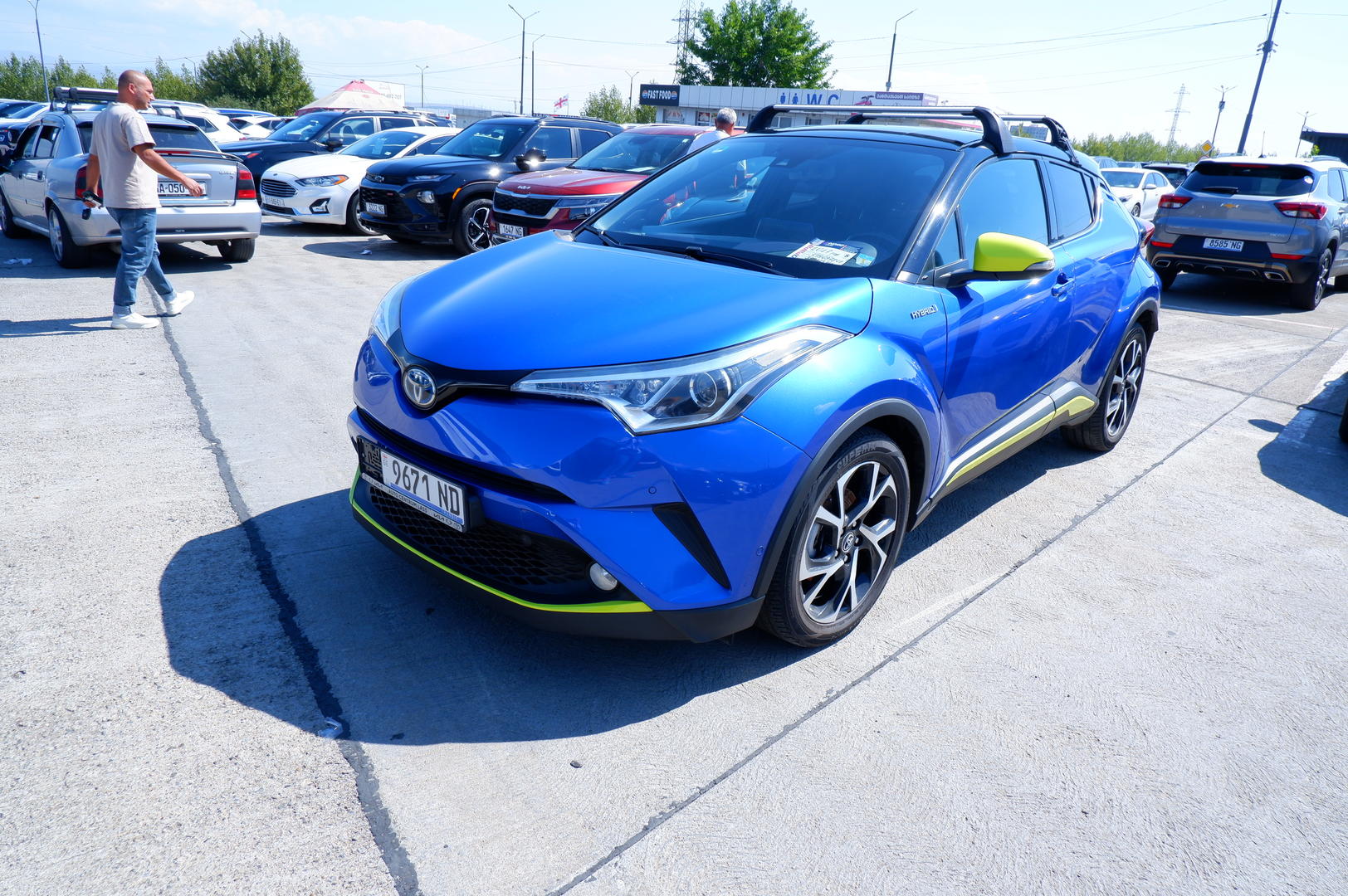 Toyota C-HR 2017 — photo 2
