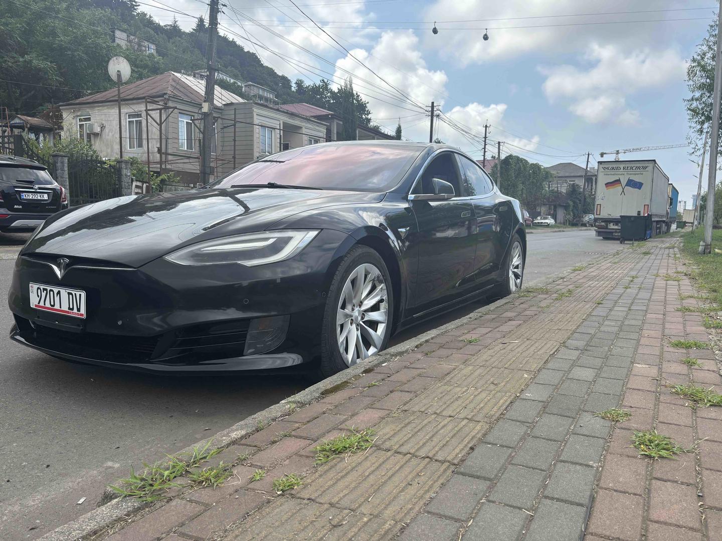 Tesla Model S 2017 — photo 2
