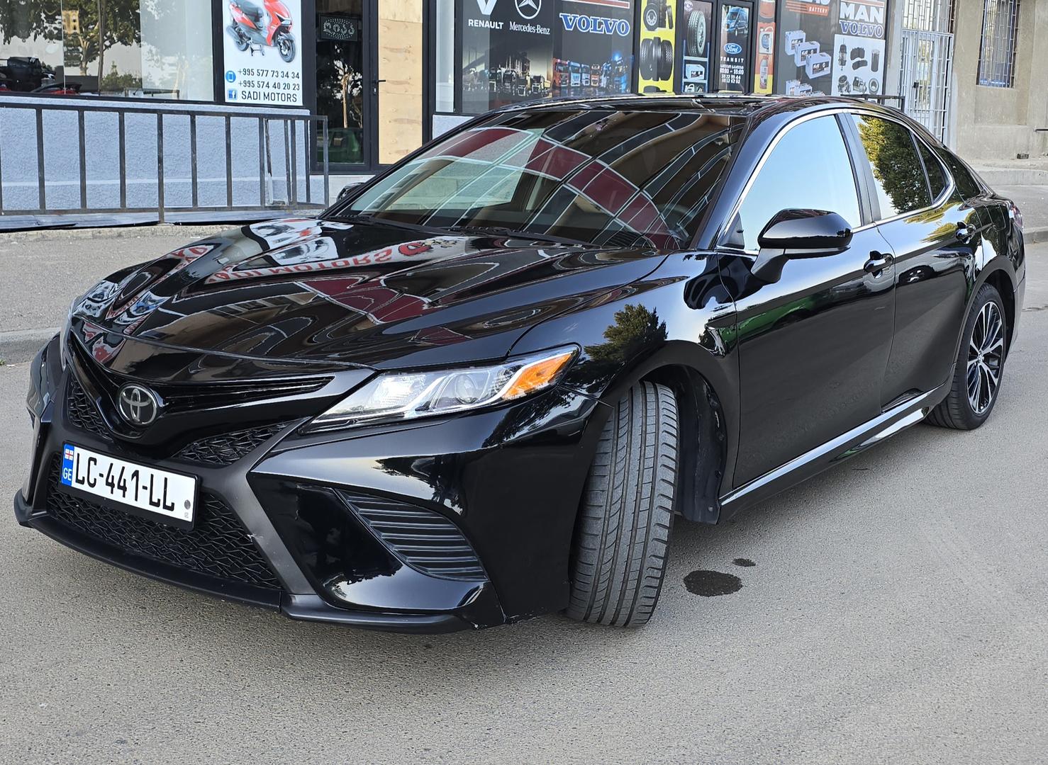 Toyota Camry 2018 — photo 2