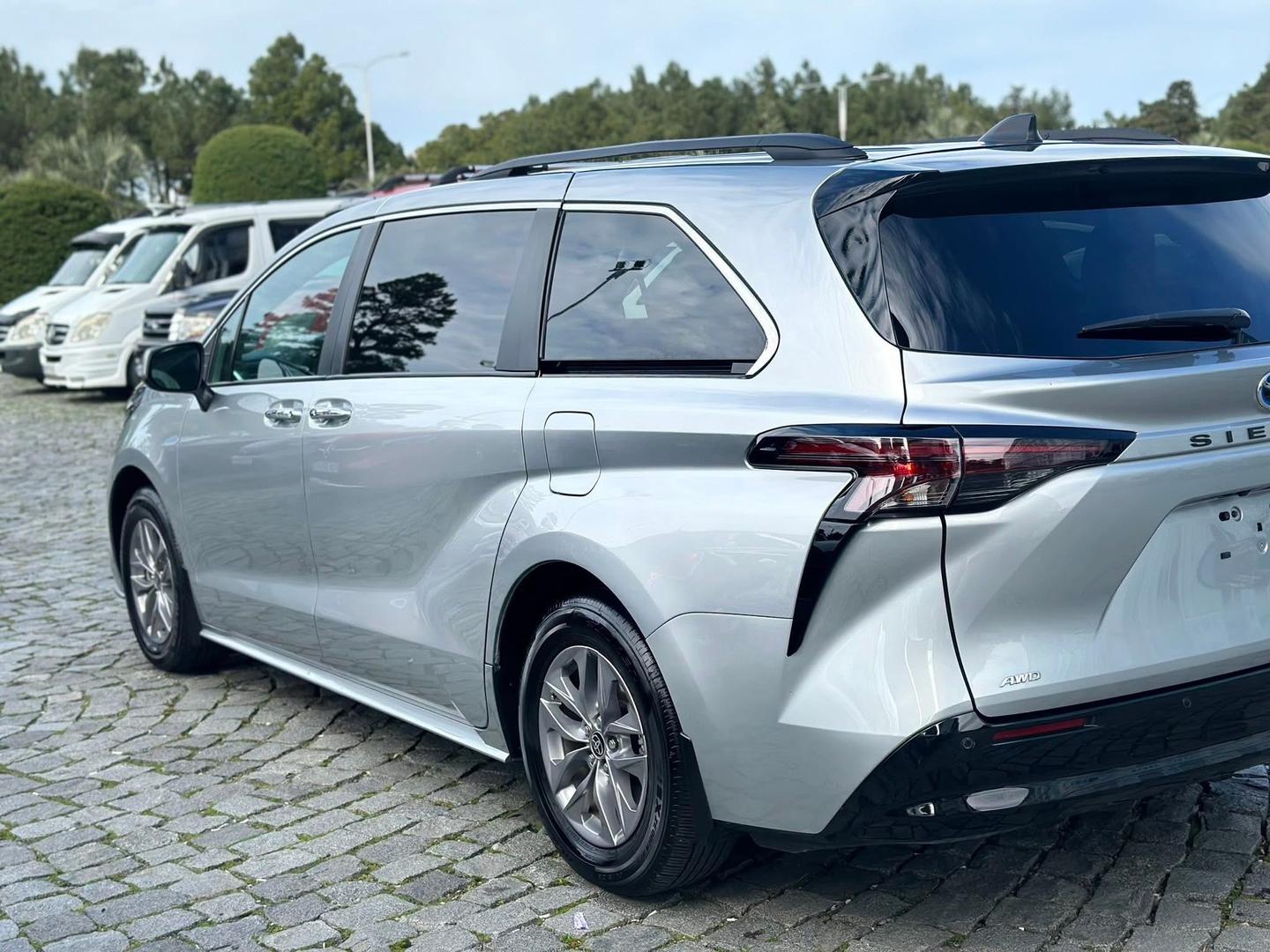 Toyota Sienna 2024 — photo 2