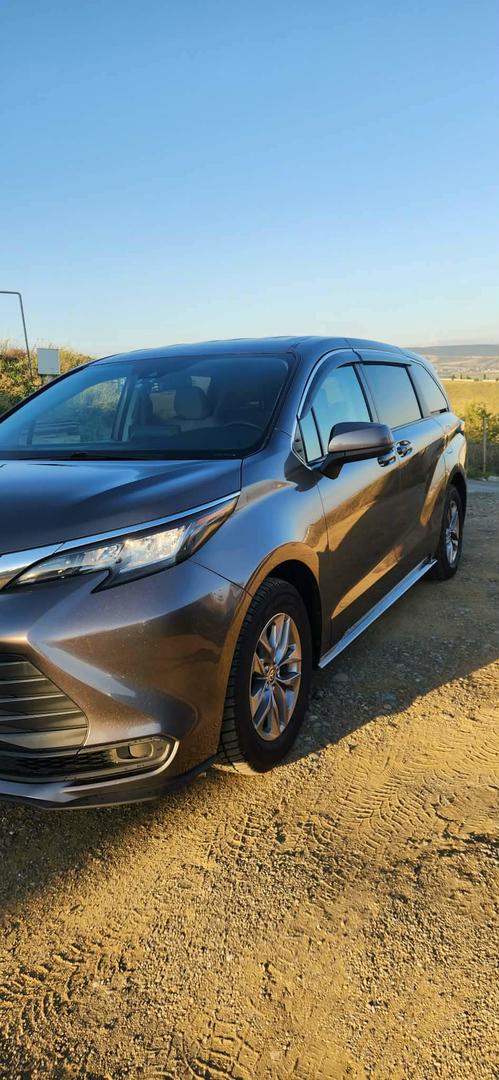 Toyota Sienna 2022 — photo 2