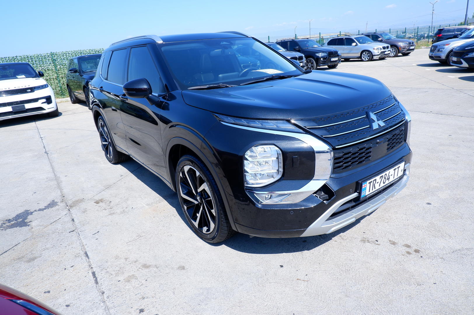 Mitsubishi Outlander 2022 — photo 2