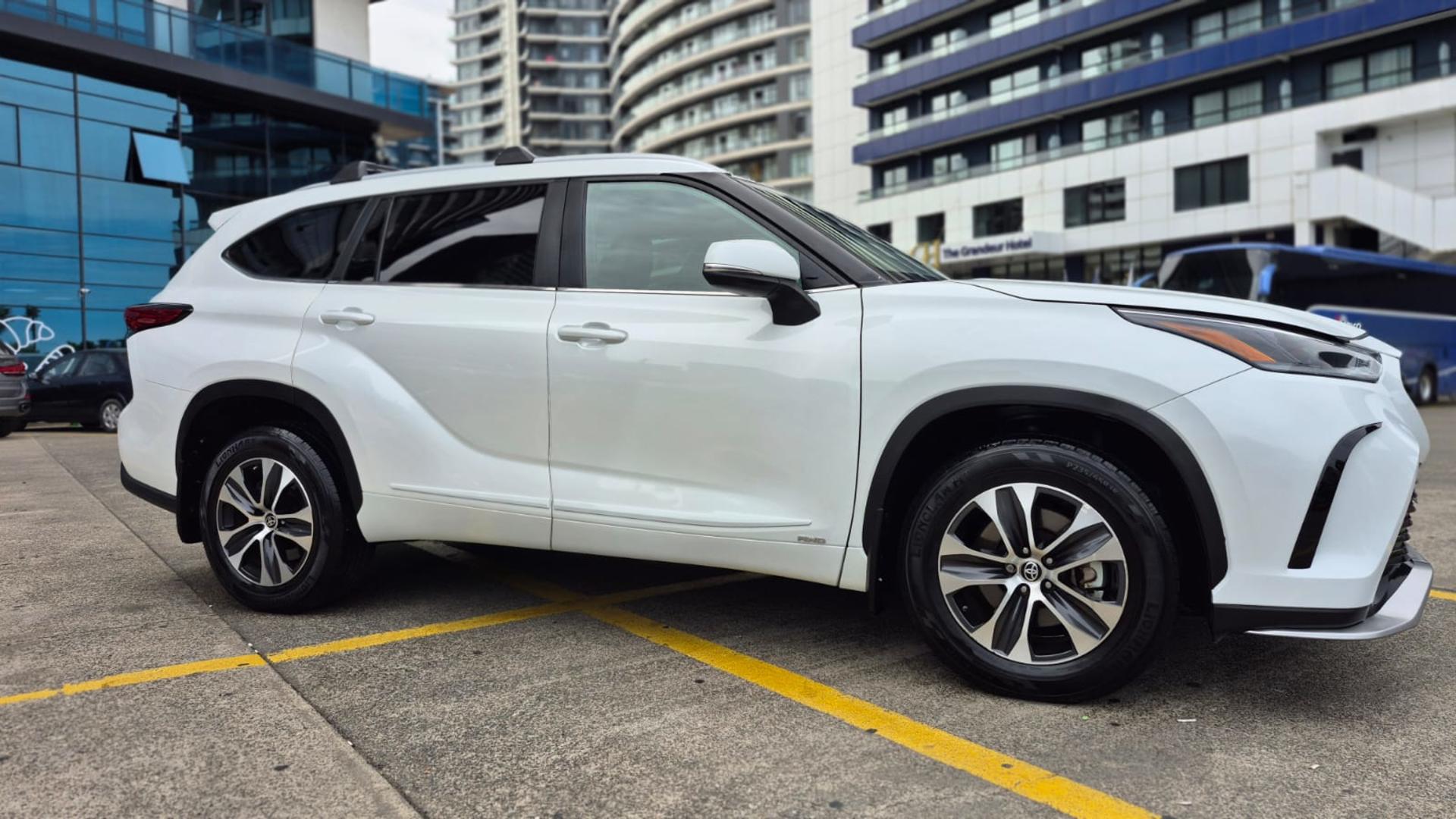 Toyota Highlander 2023 — photo 2