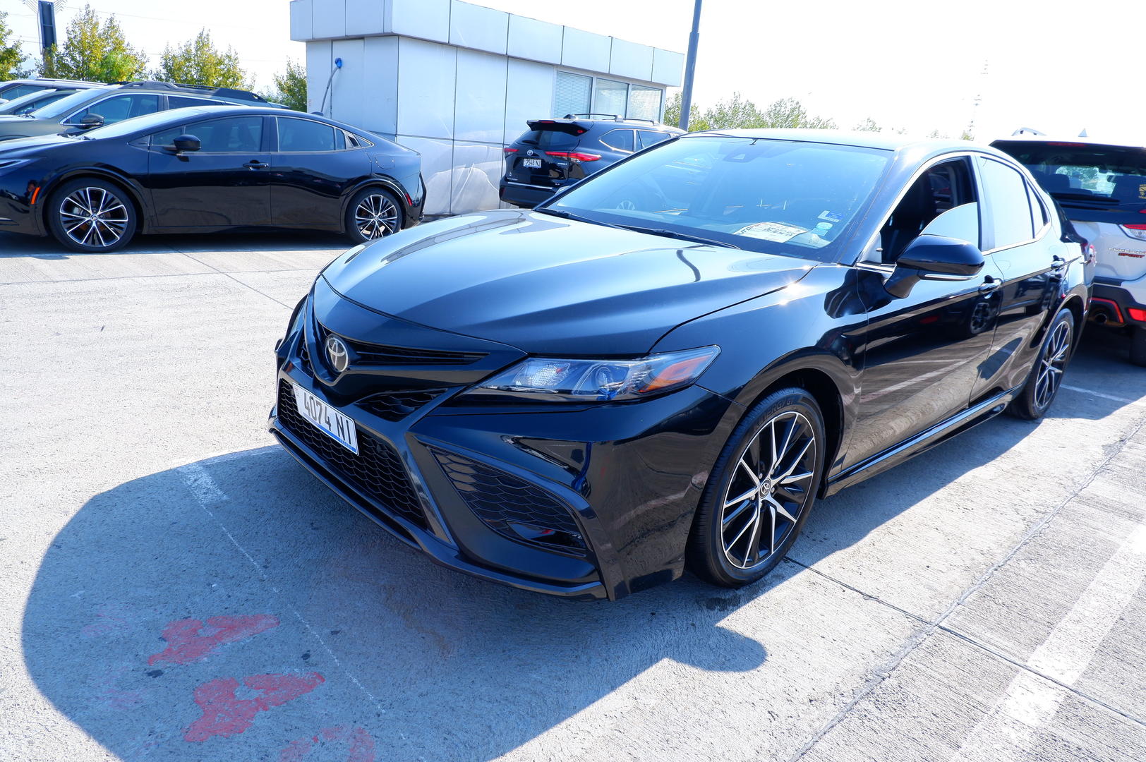 Toyota Camry 2022 — photo 2