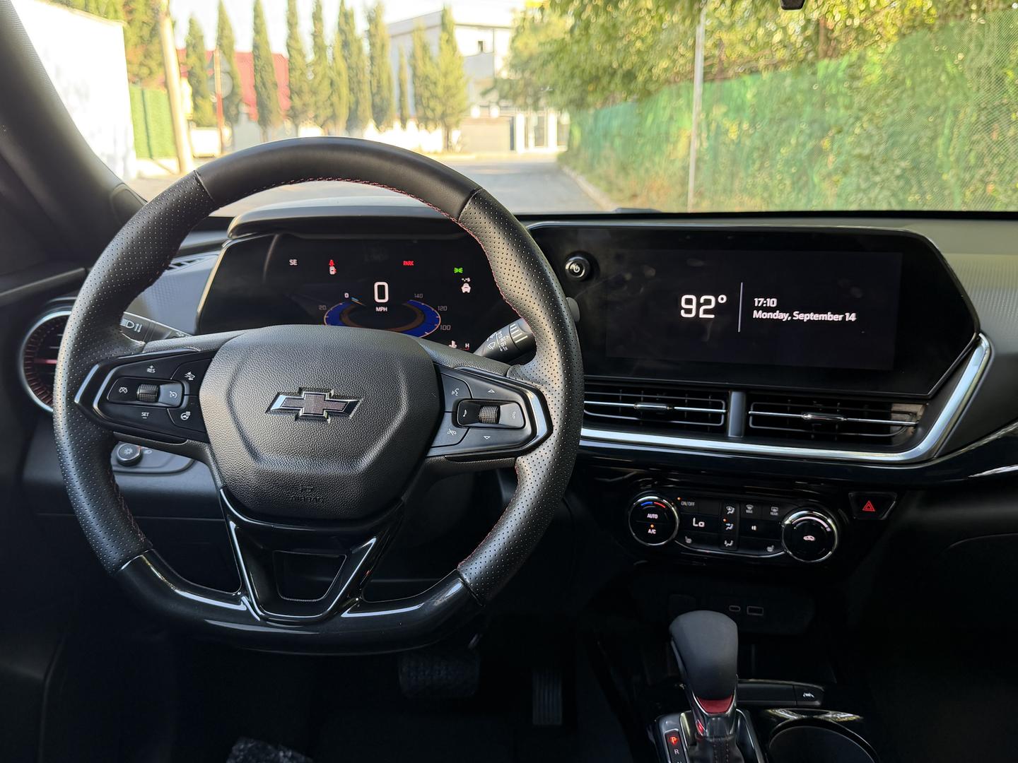 Chevrolet Trax 2023 — photo 2