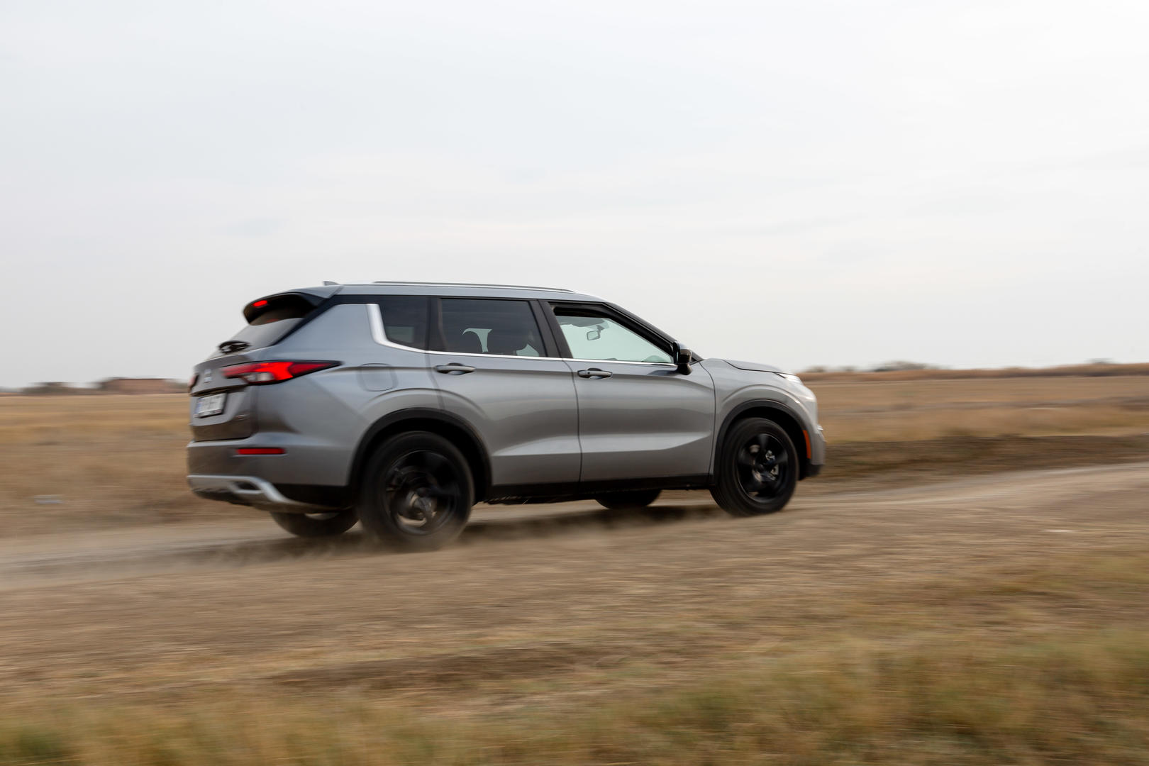 Mitsubishi Outlander 2022 — photo 2