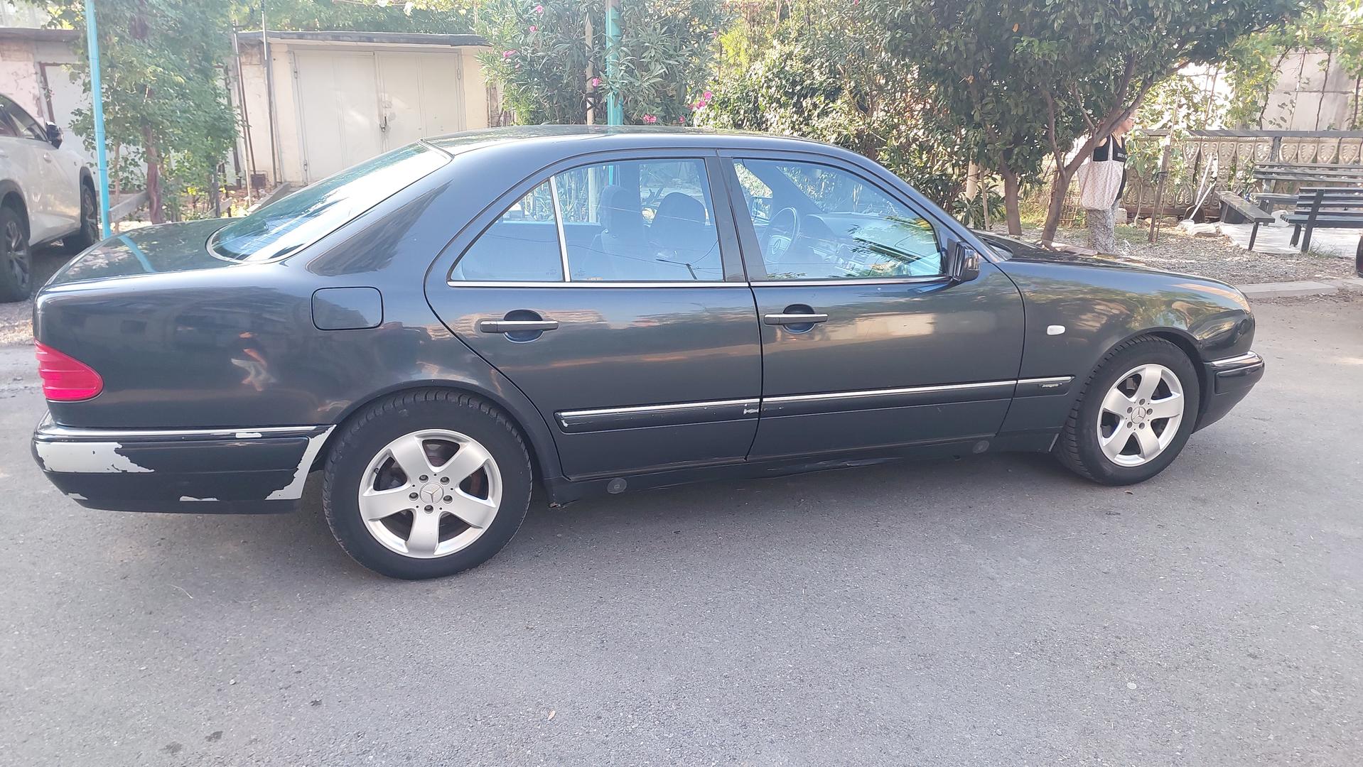 Mercedes-Benz E 240