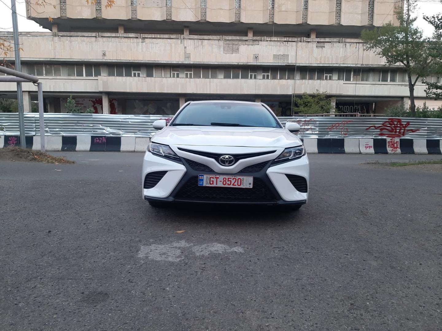 Toyota Camry 2017 — photo 2