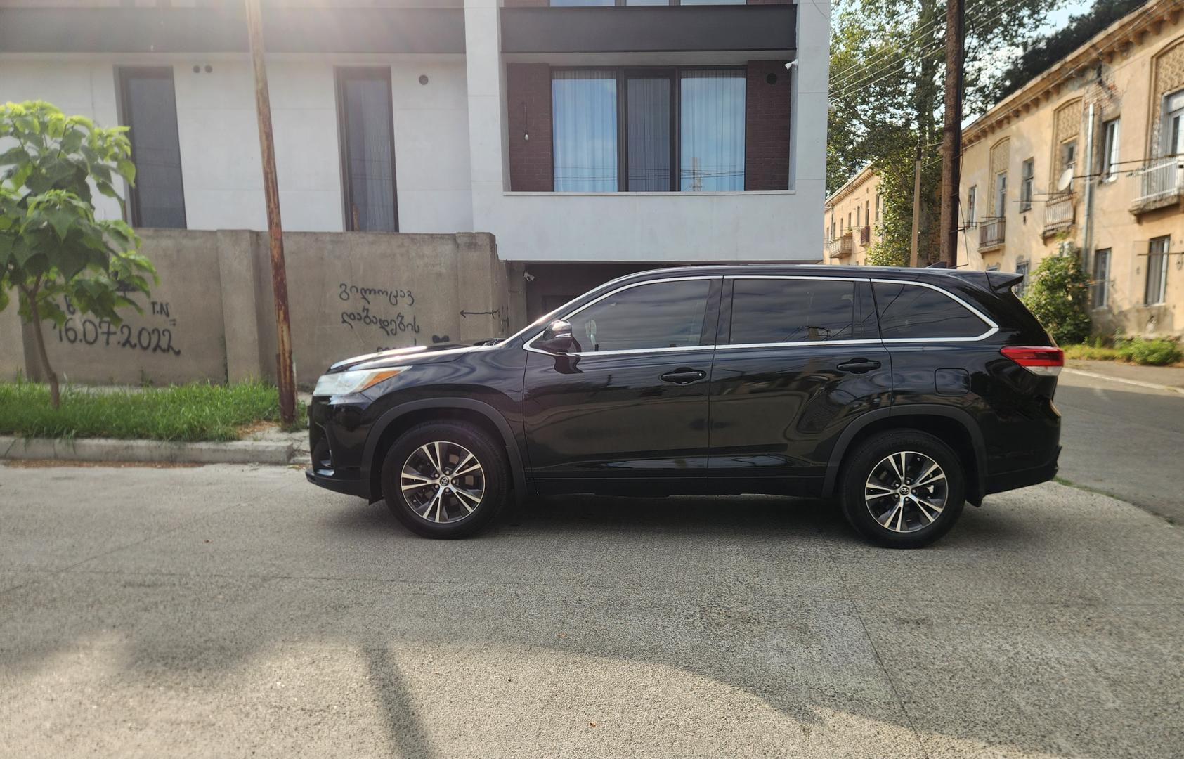Toyota Highlander 2018 — photo 2