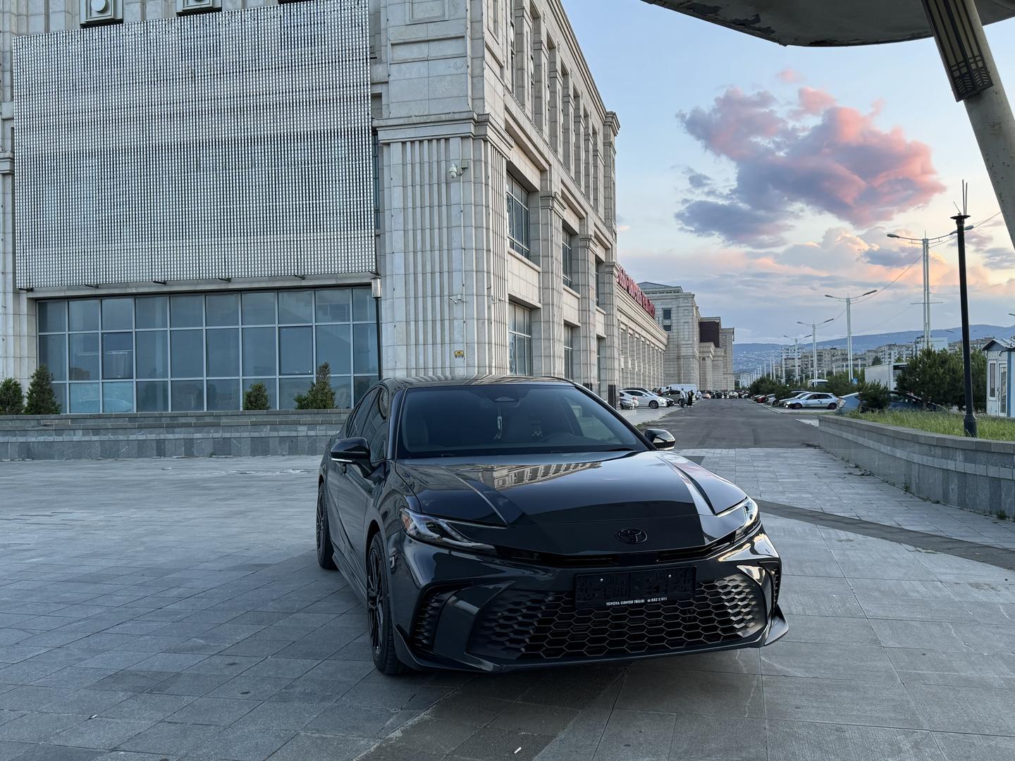 Toyota Camry 2025 — photo 2