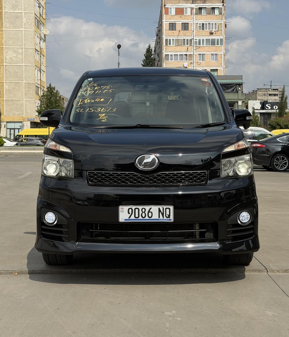 Toyota Voxy 2012 — photo 2