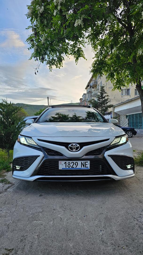 Toyota Camry 2021 — photo 2