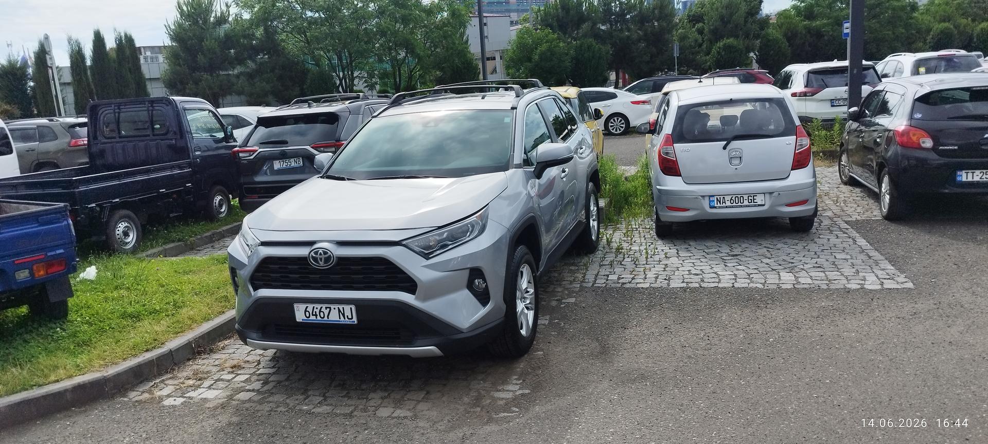 Toyota RAV4 2023 — photo 2