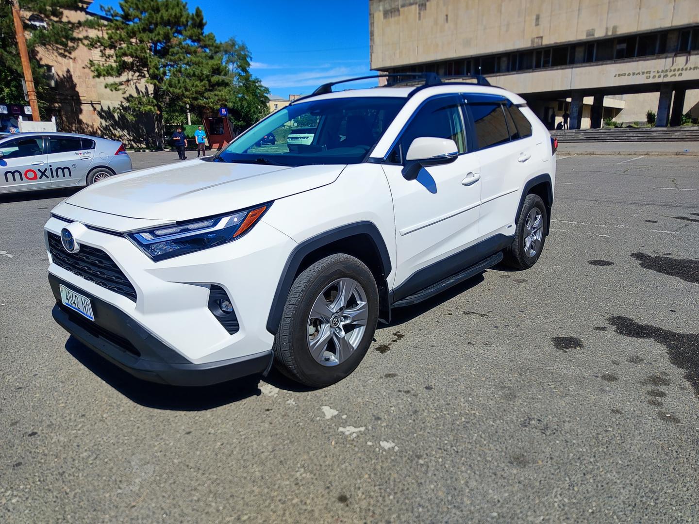 Toyota RAV4 2022 — photo 2