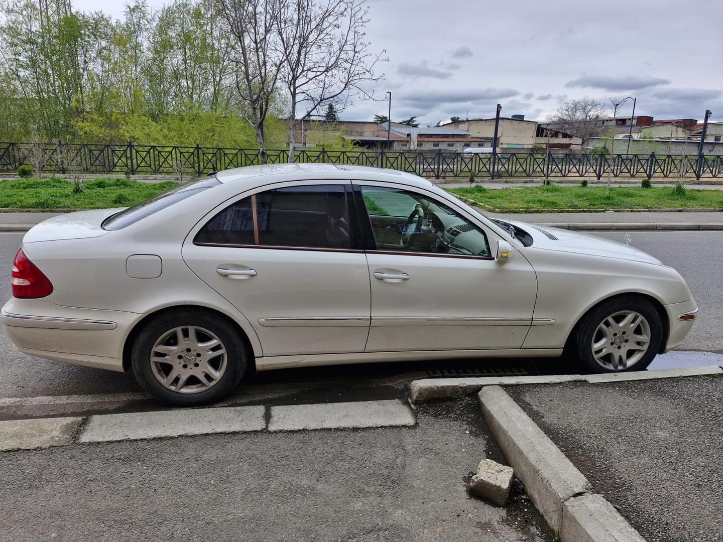 Mercedes-Benz E 320 2004 — photo 2