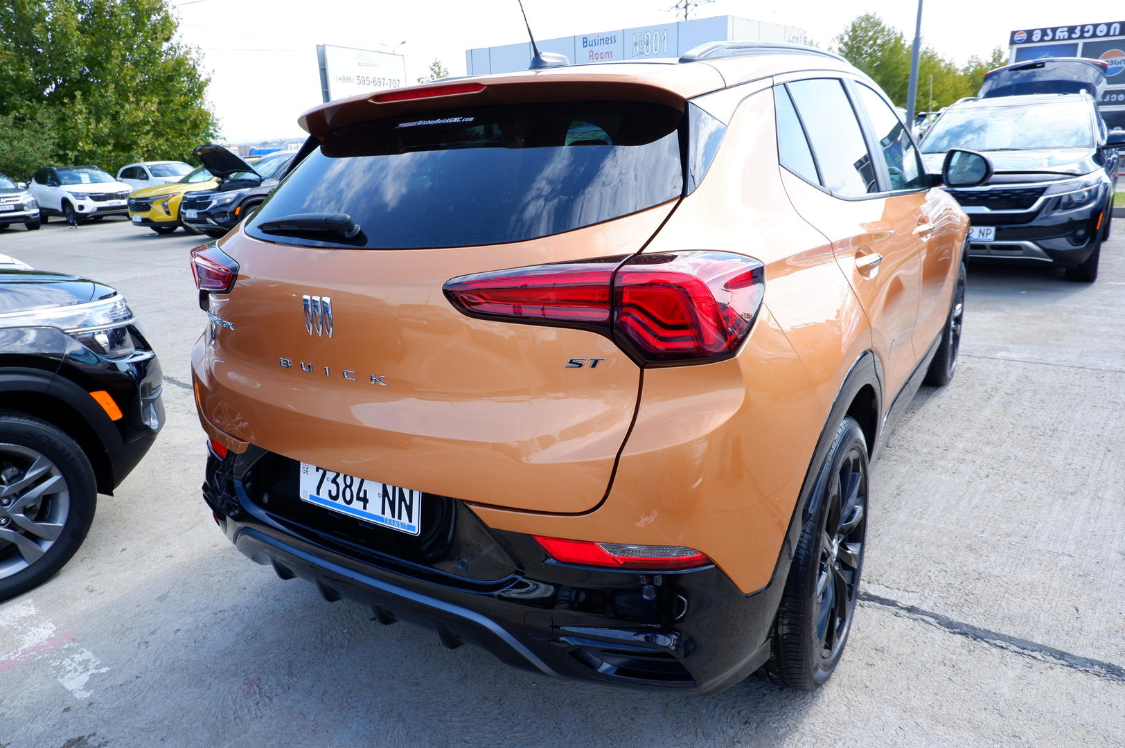 Buick Encore 2023 — photo 2