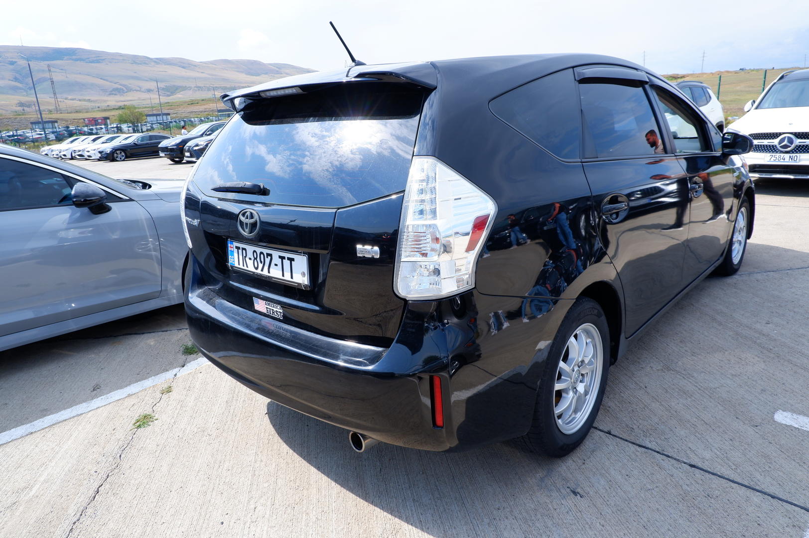 Toyota Prius V 2014 — photo 2