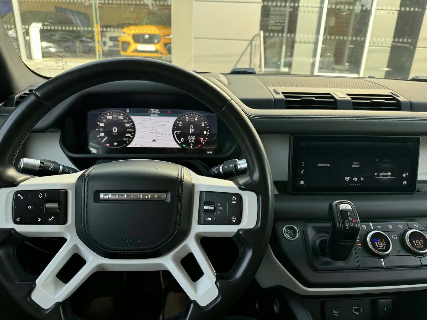Land Rover Defender 2021 — photo 2