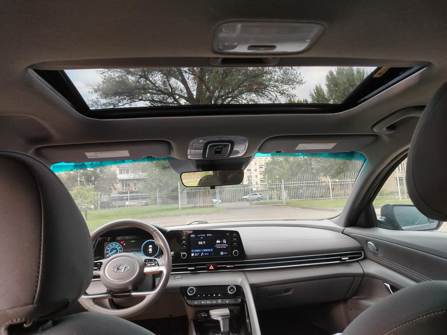 Hyundai Elantra 2022 — photo 2