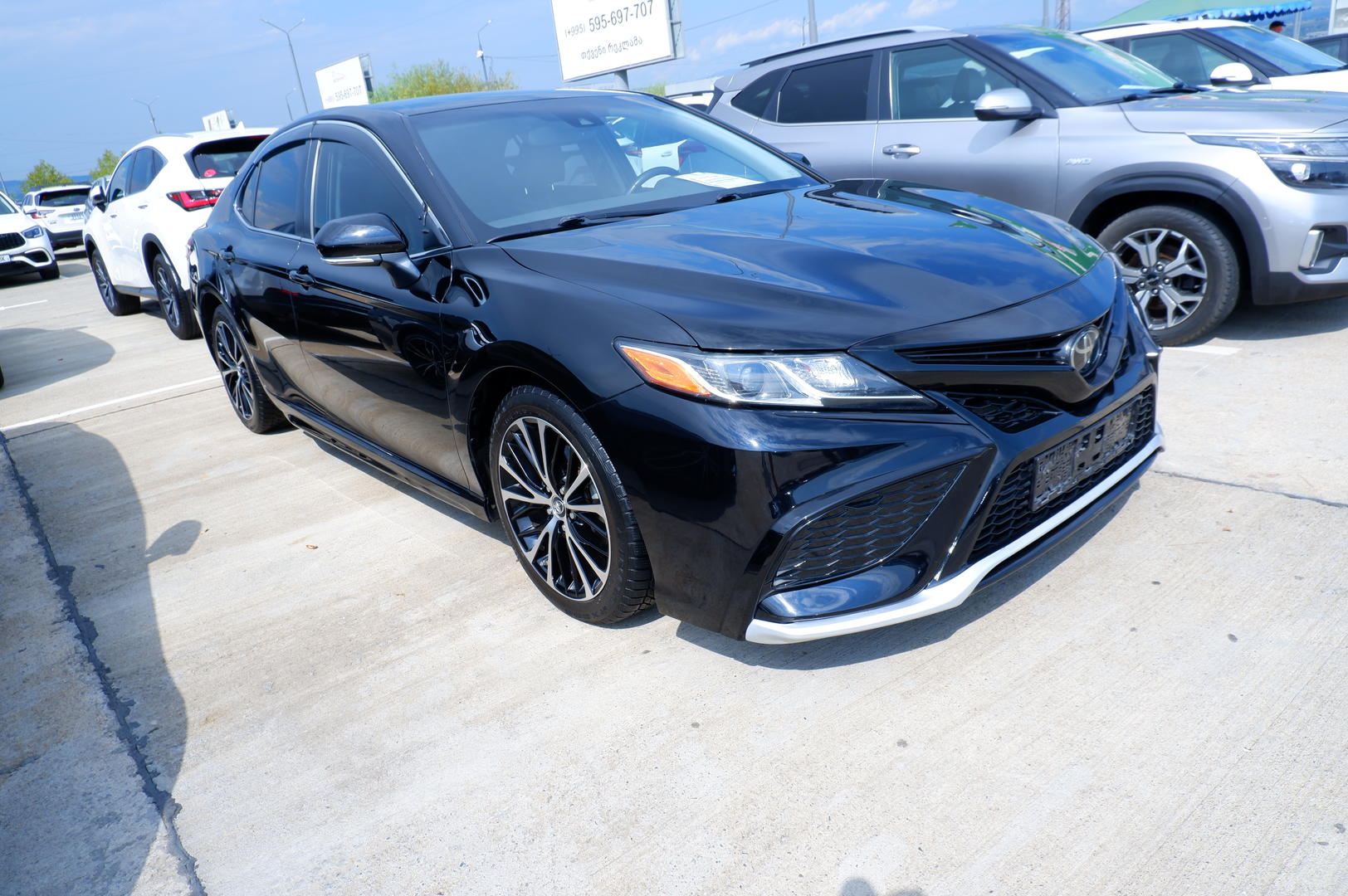 Toyota Camry 2018 — photo 2