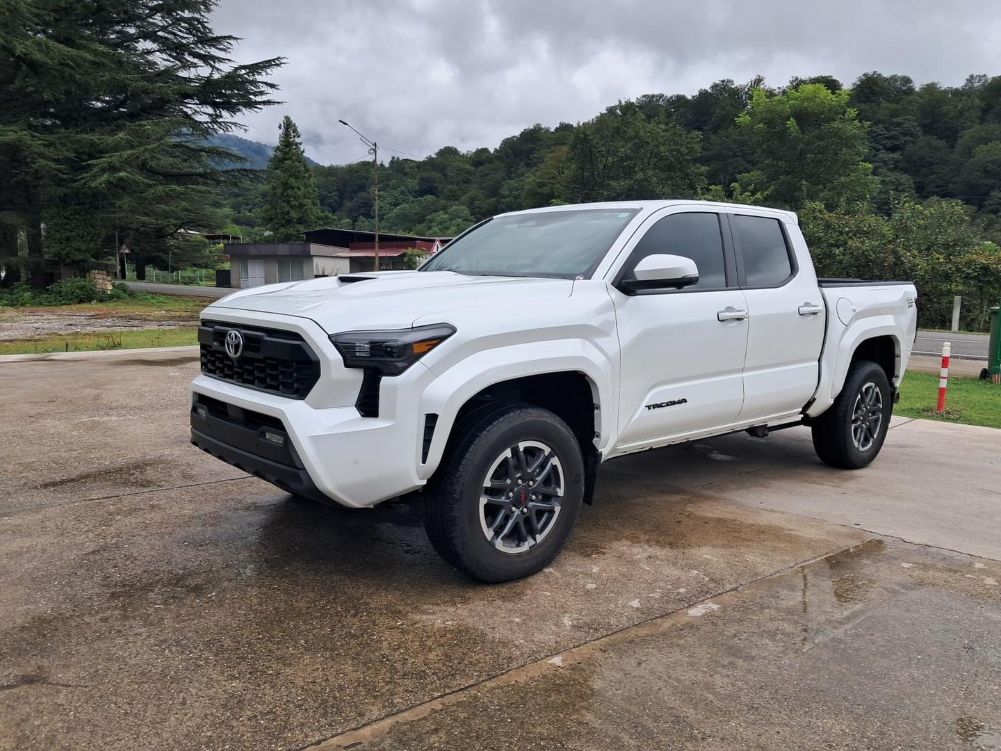 Toyota Tacoma 2024 — photo 2