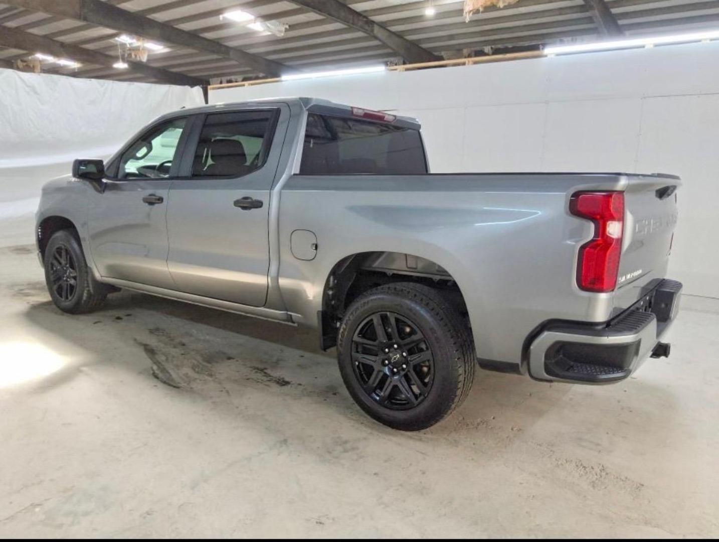 Chevrolet Silverado 2023 — photo 2