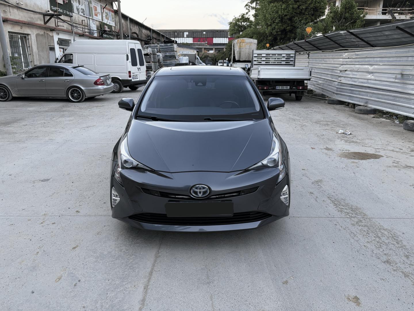 Toyota Prius 2017 — photo 2