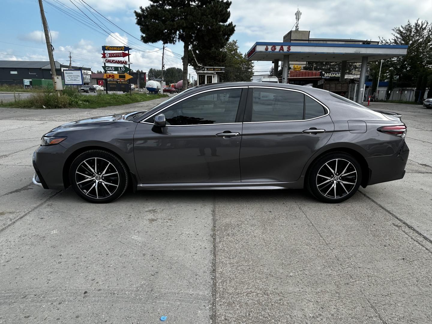 Toyota Camry 2021 — photo 2