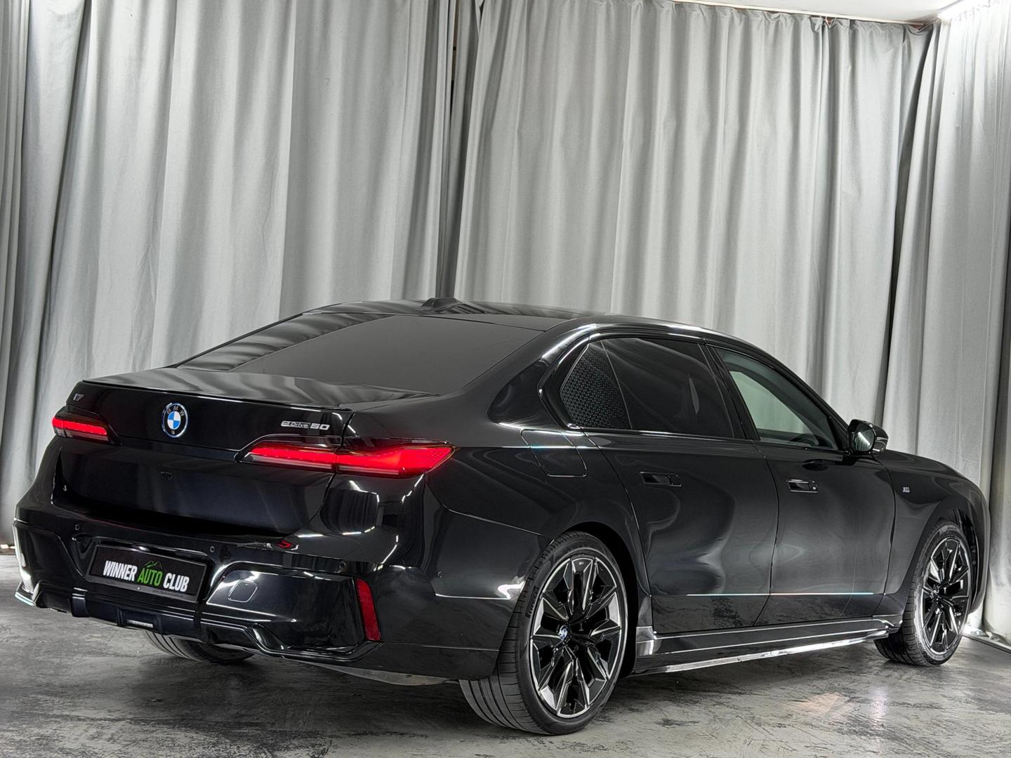 BMW i7 2023 — photo 2