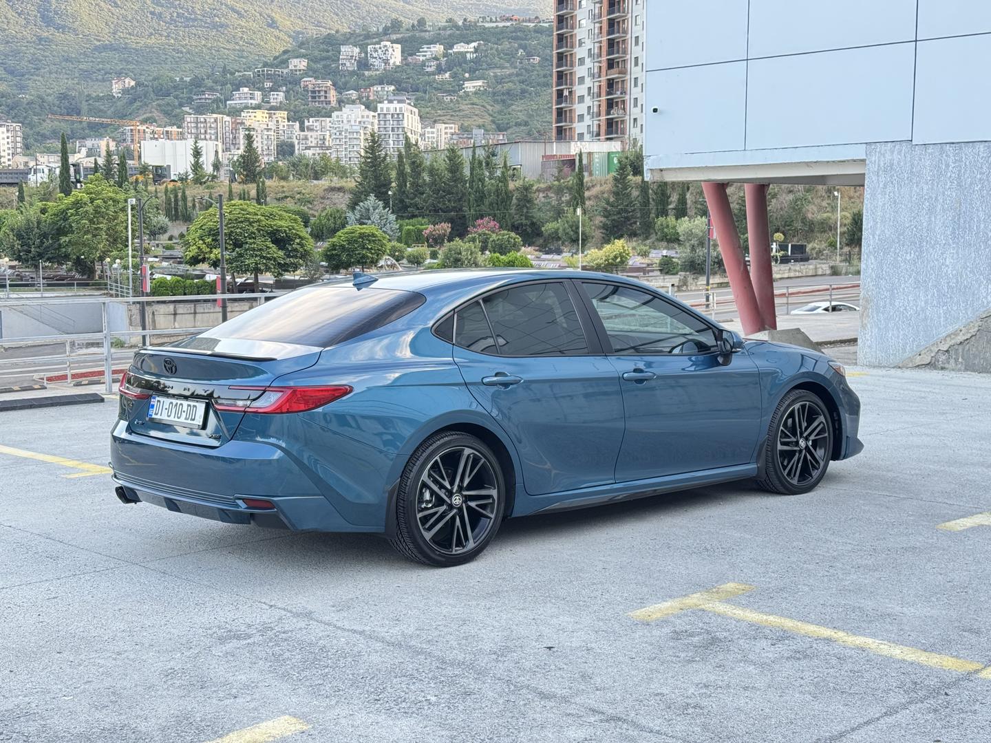 Toyota Camry 2025 — photo 2