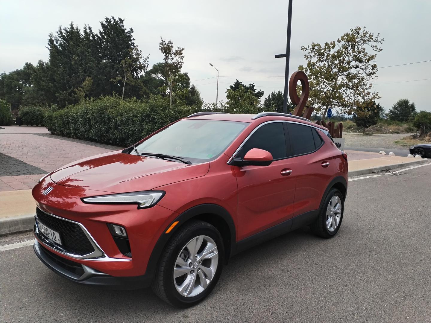 Buick Encore 2023 — photo 2