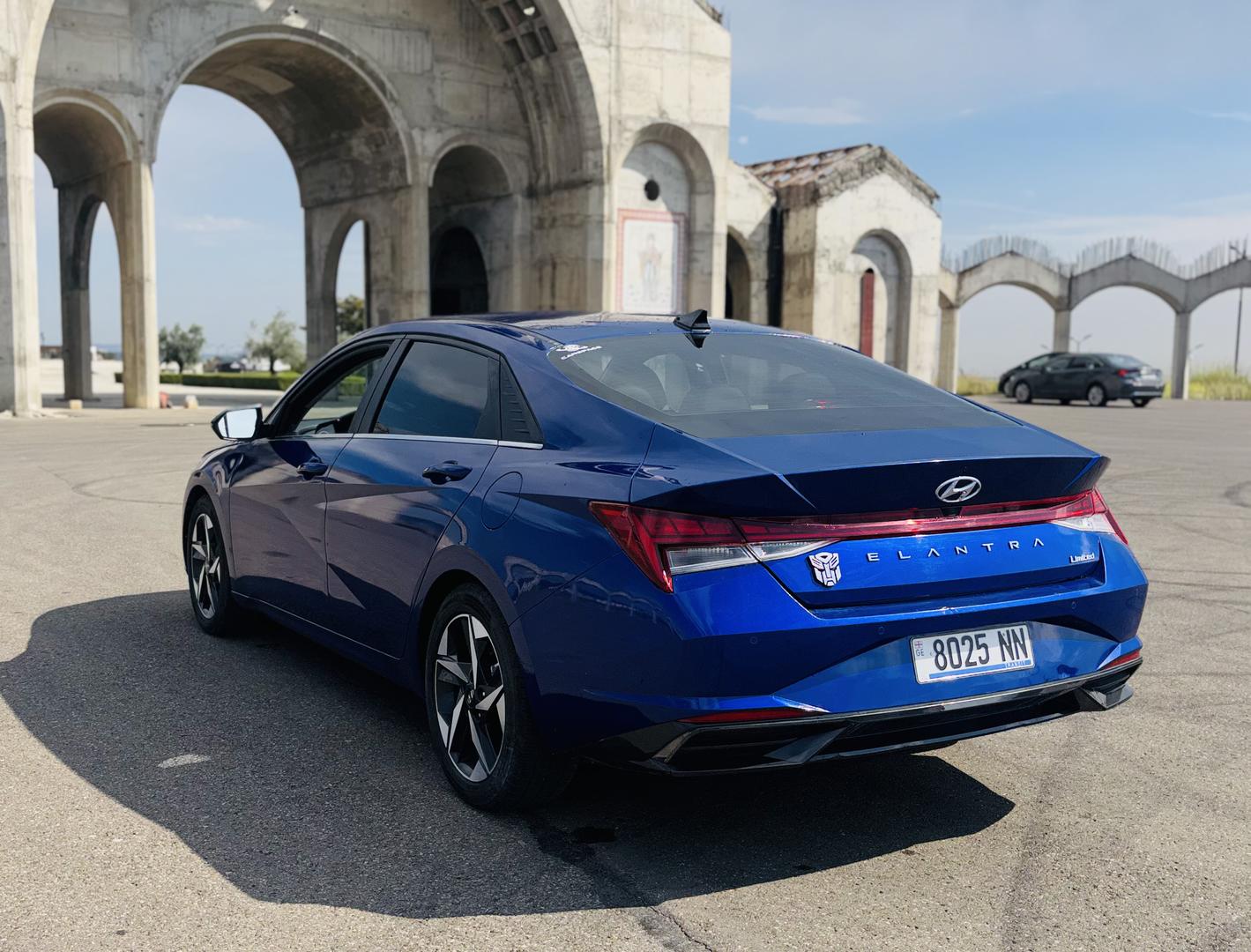 Hyundai Elantra 2023 — photo 2