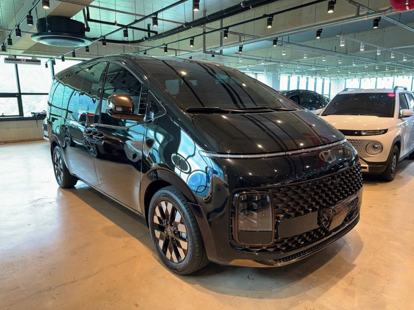 Hyundai Staria 2024 — photo 2