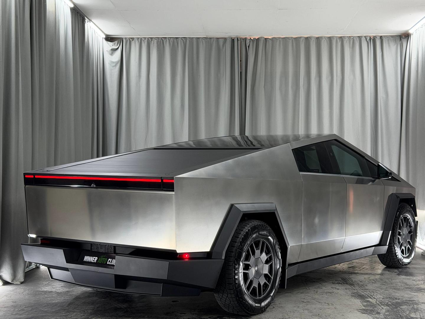Tesla Cybertruck 2024 — photo 2