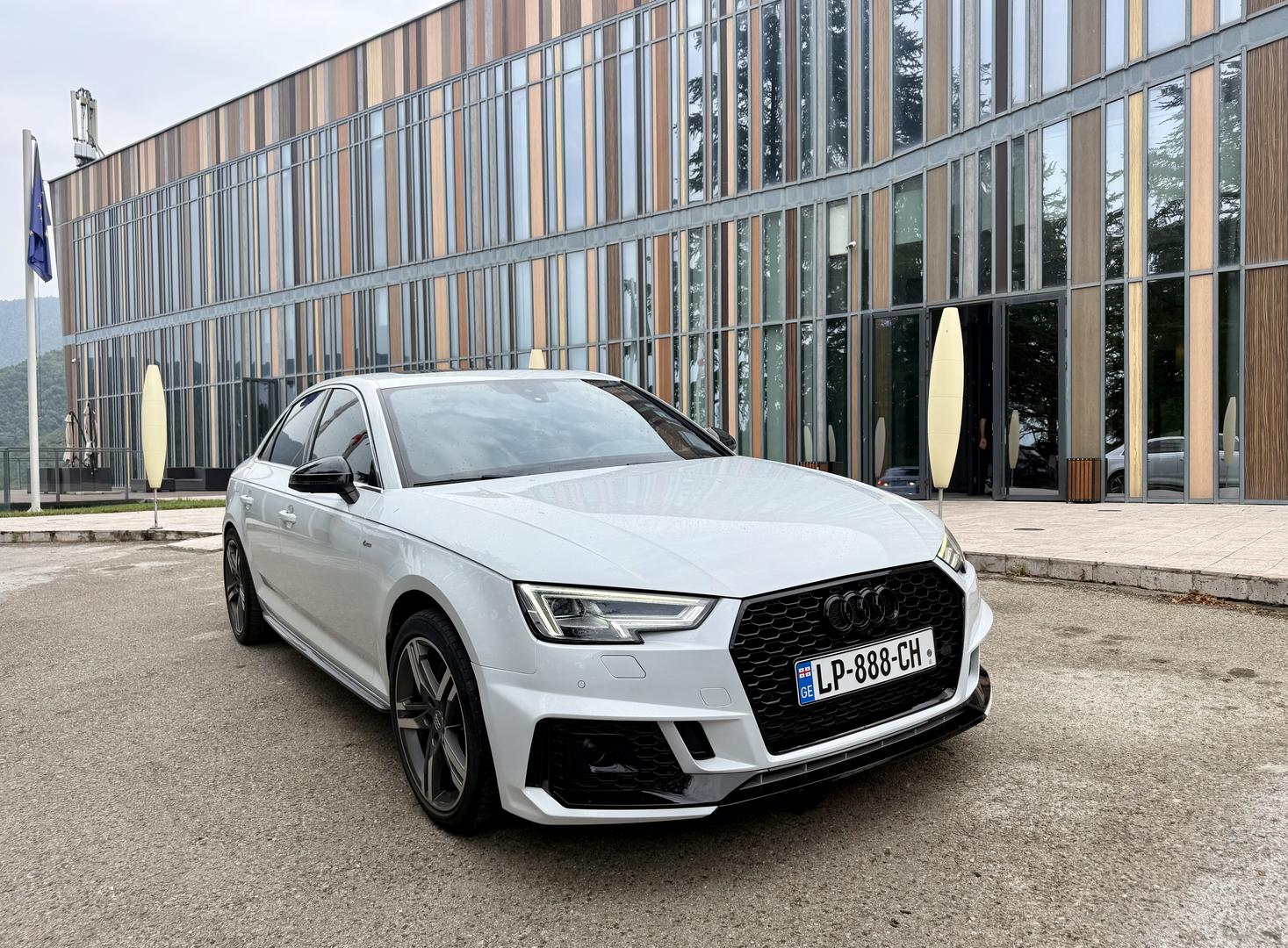 Audi A4 2018 — photo 2