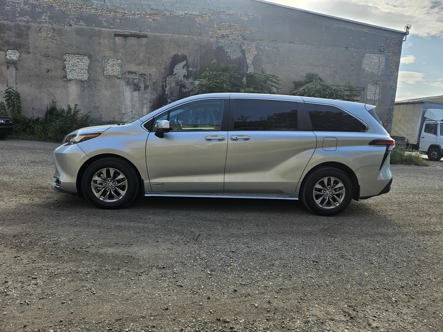 Toyota Sienna 2020 — photo 2