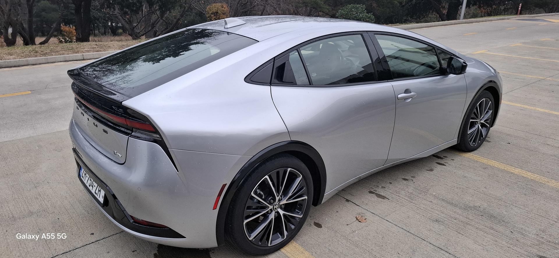 Toyota Prius 2023 — photo 2