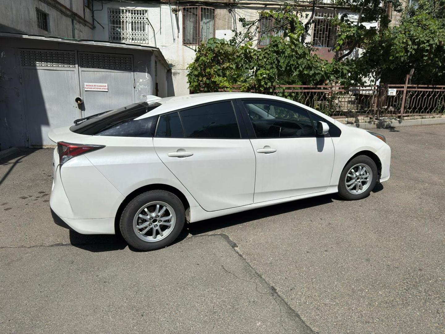 Toyota Prius 2016 — photo 2