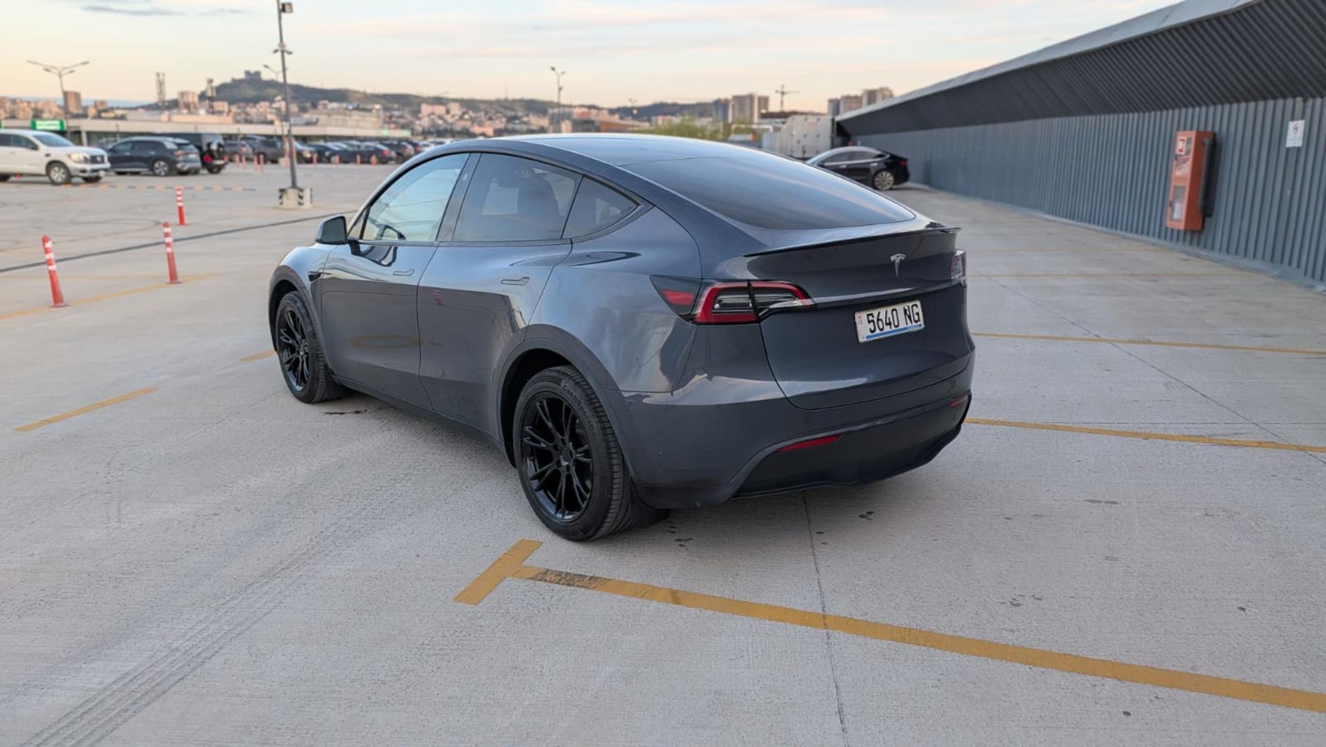 Tesla Model Y 2024 — photo 2