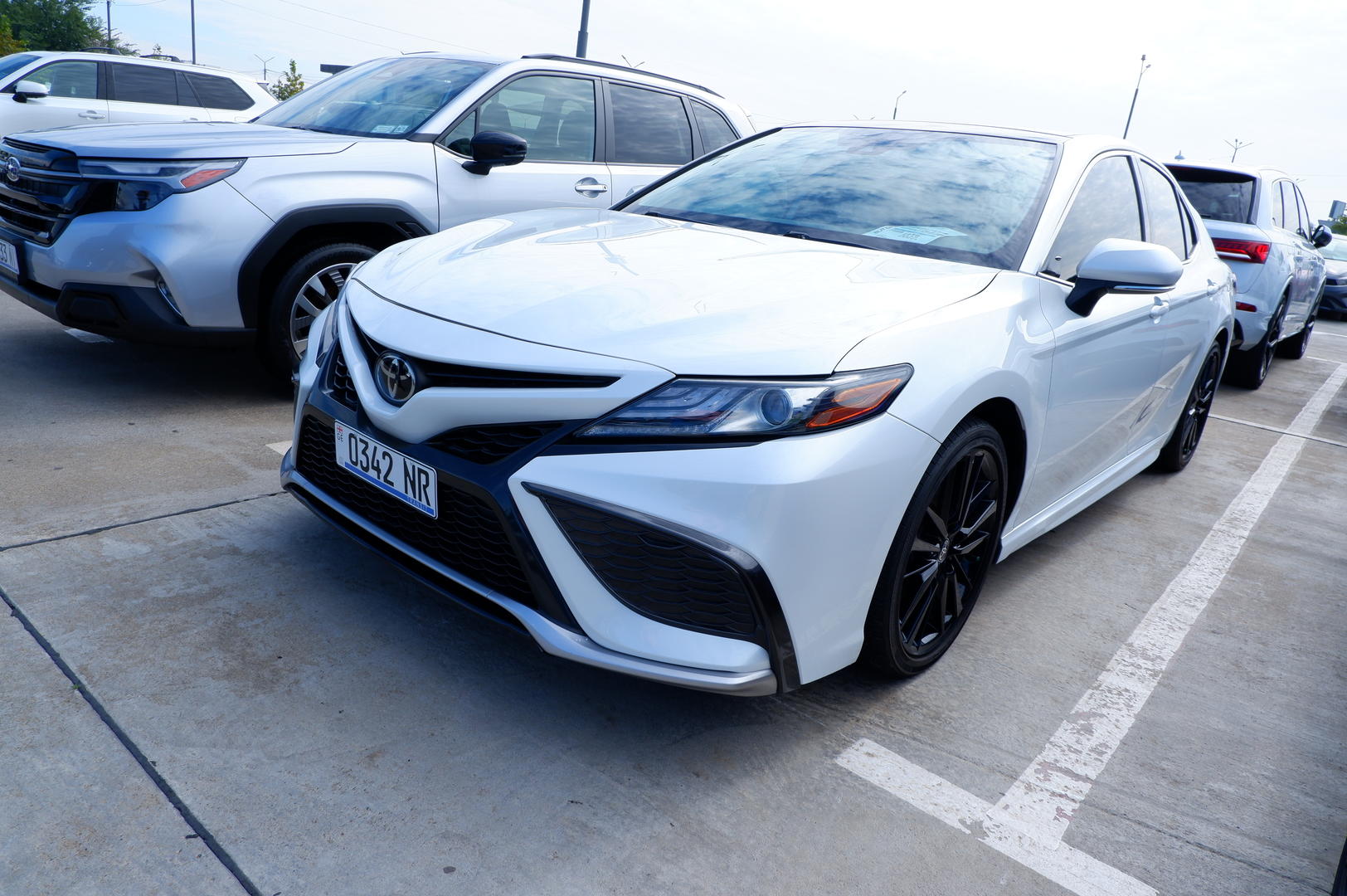 Toyota Camry 2022 — photo 2