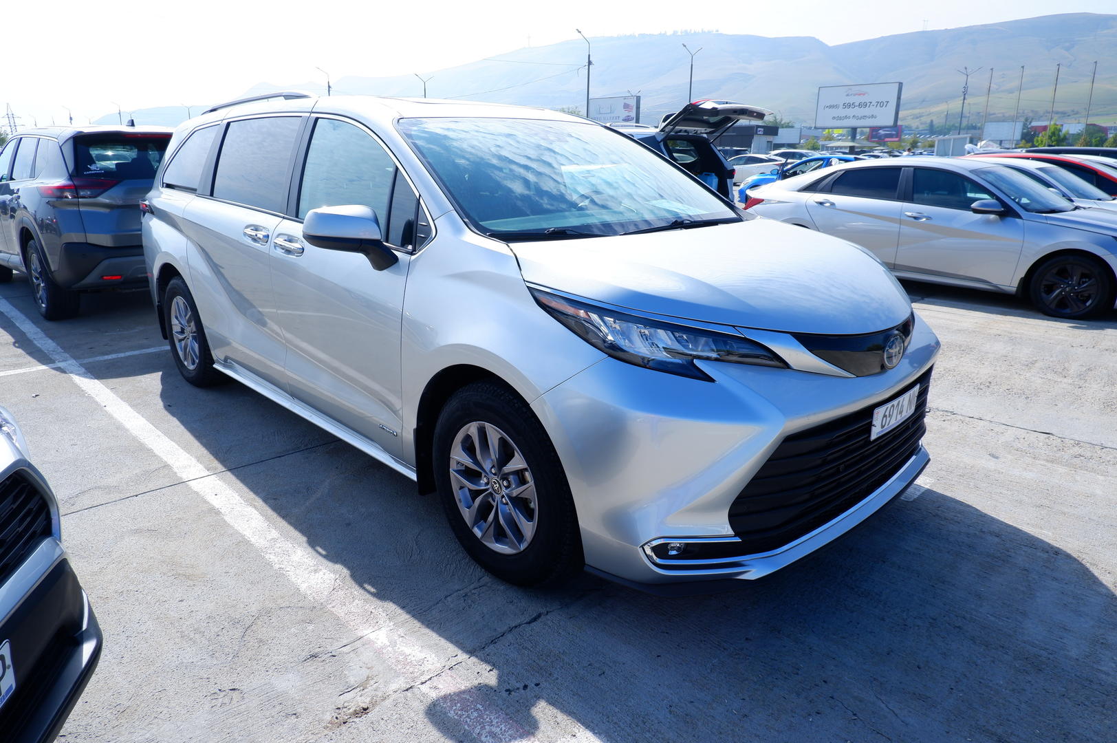 Toyota Sienna 2021 — photo 2