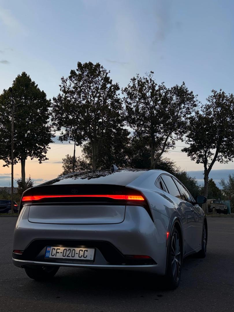 Toyota Prius 2023 — photo 2